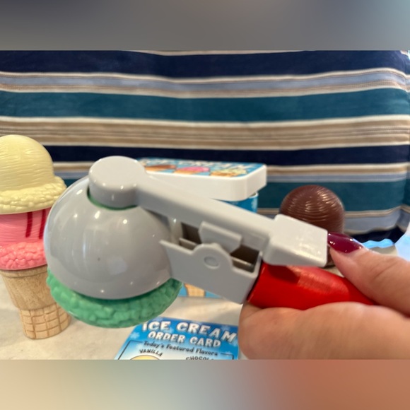 Melissa and Doug Wooden Magnetic Ice Cream Set - Picture 4 of 10